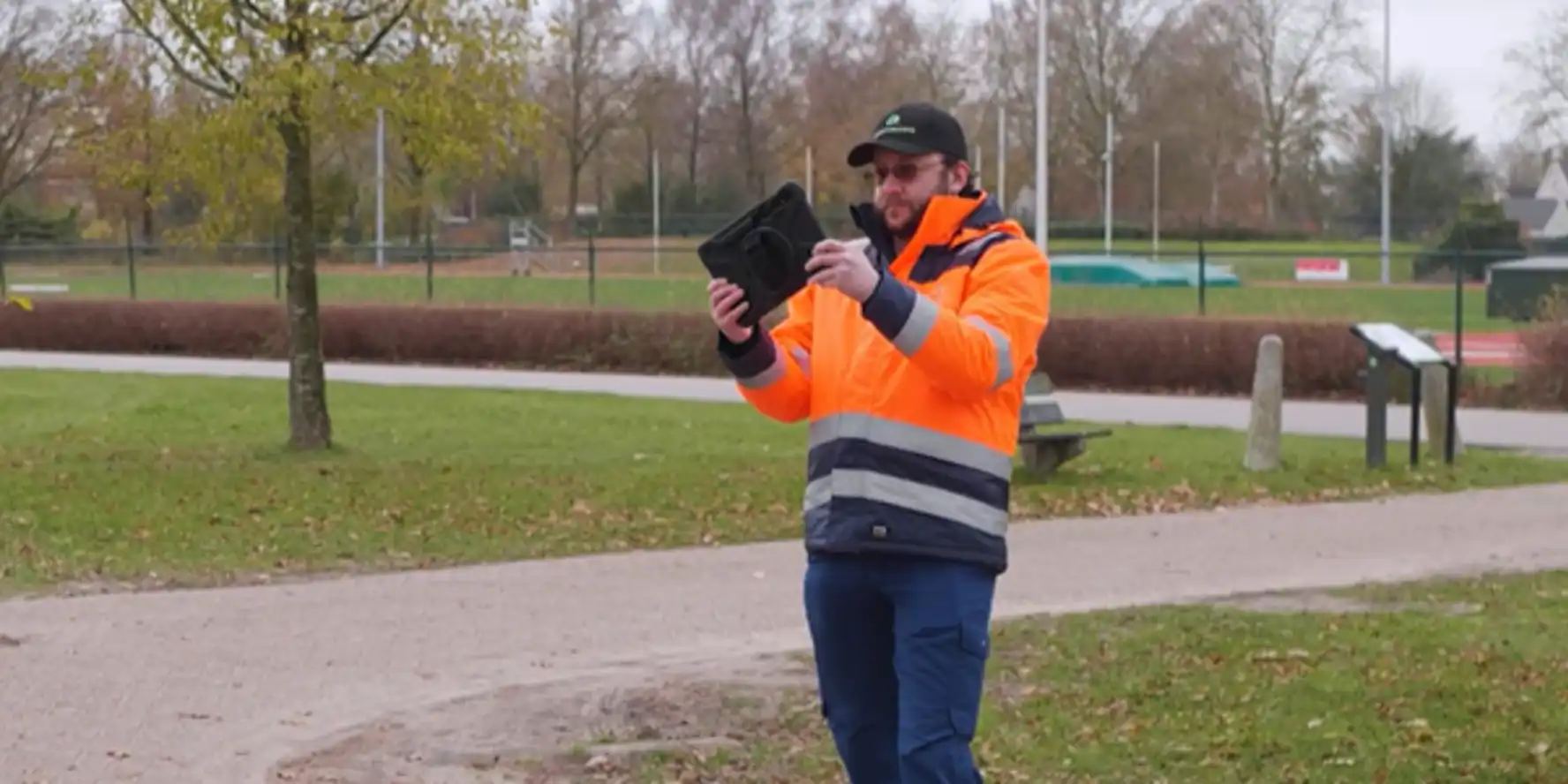 Ricardo tijdens zijn werk als inspecteur beeldkwaliteit