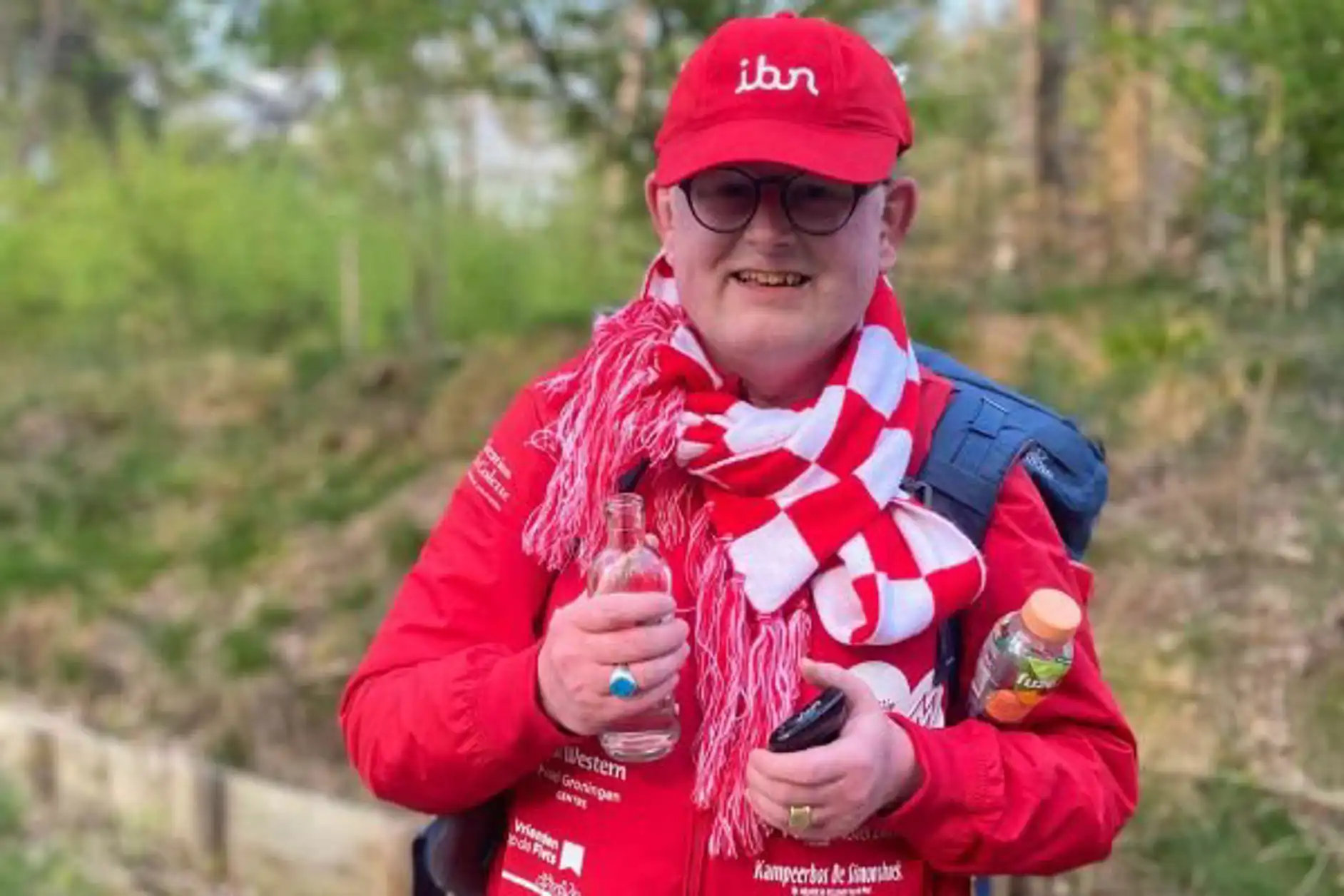 Ronald tijden zijn wandeling in de bossen