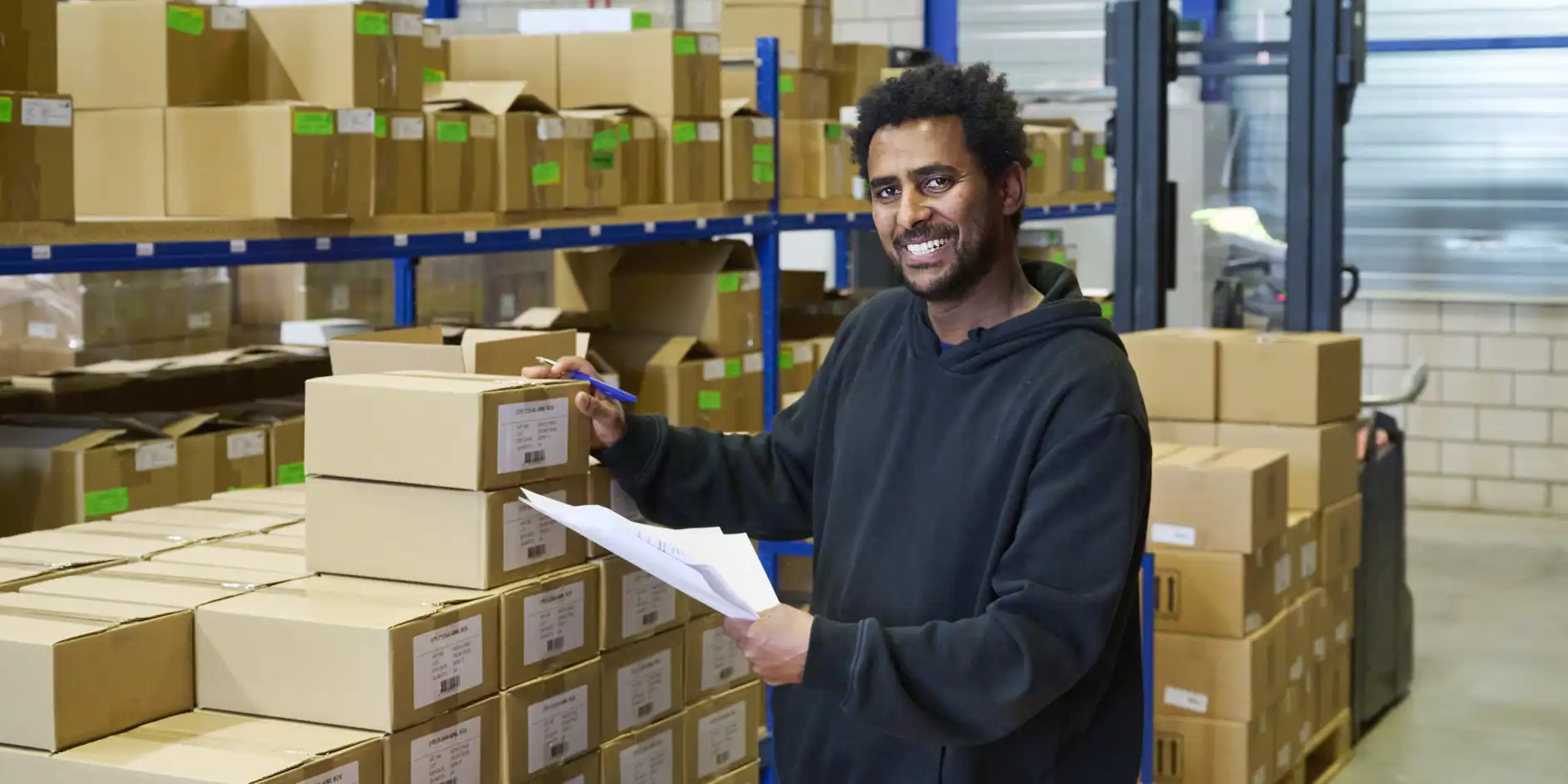Goitom in het magazijn bij Oté Pharma Sol