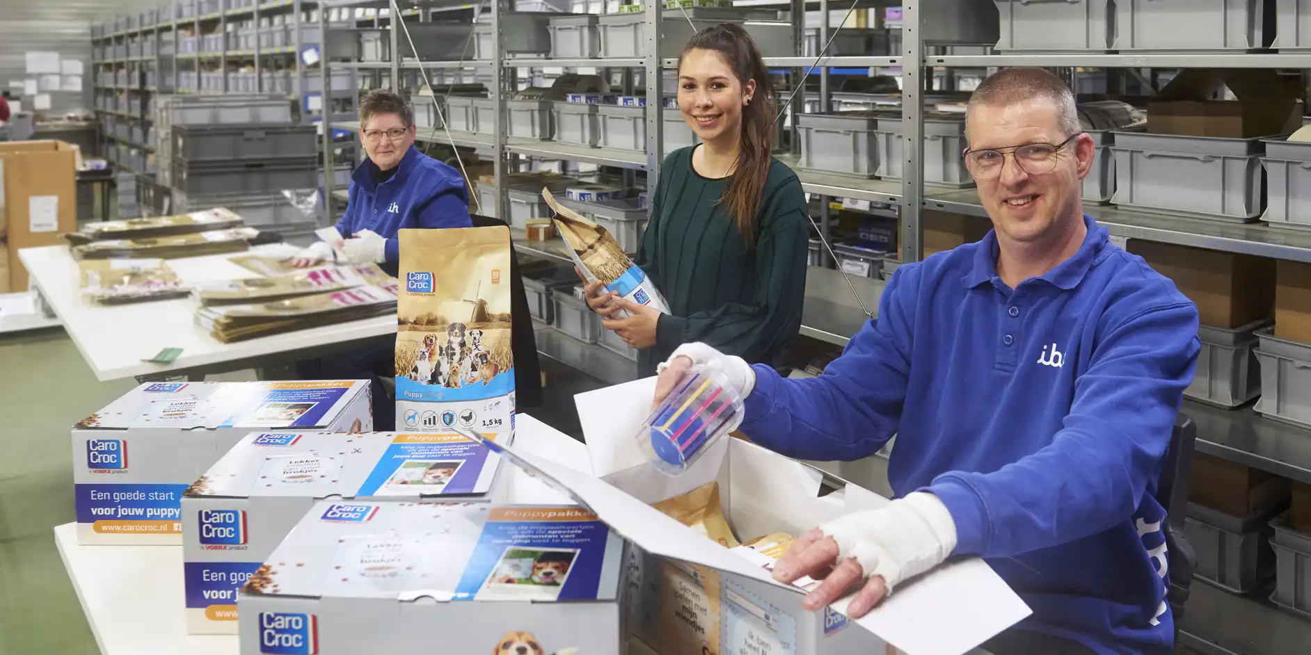 HR-Adviseur Nicole Dissel bij Vobra Special Petfoods met twee medewerkers van IBN