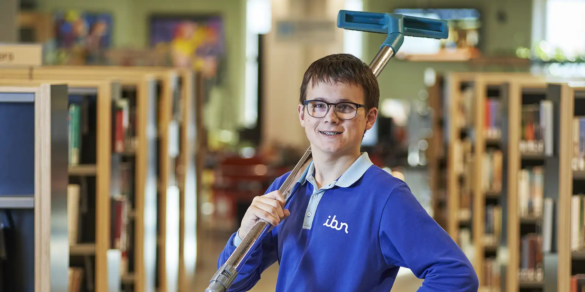 Noah op zijn werkplek met een stofzuiger in zijn hand