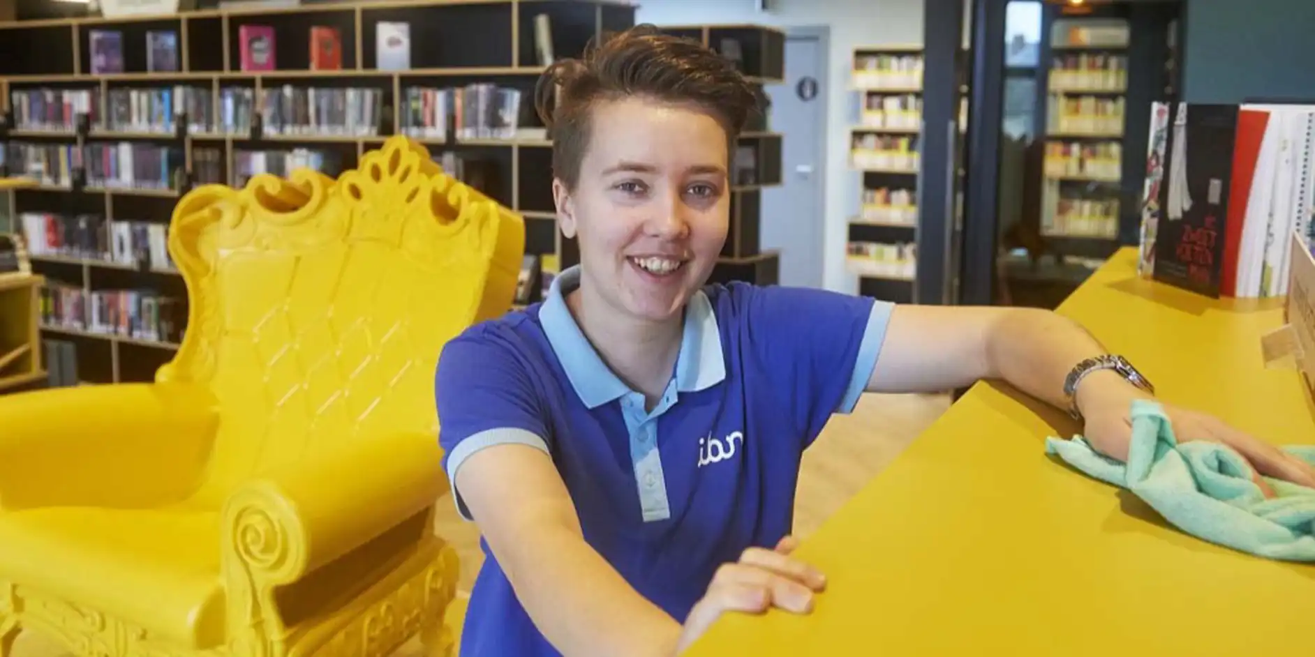 Marly maakt schoon op haar werkplek
