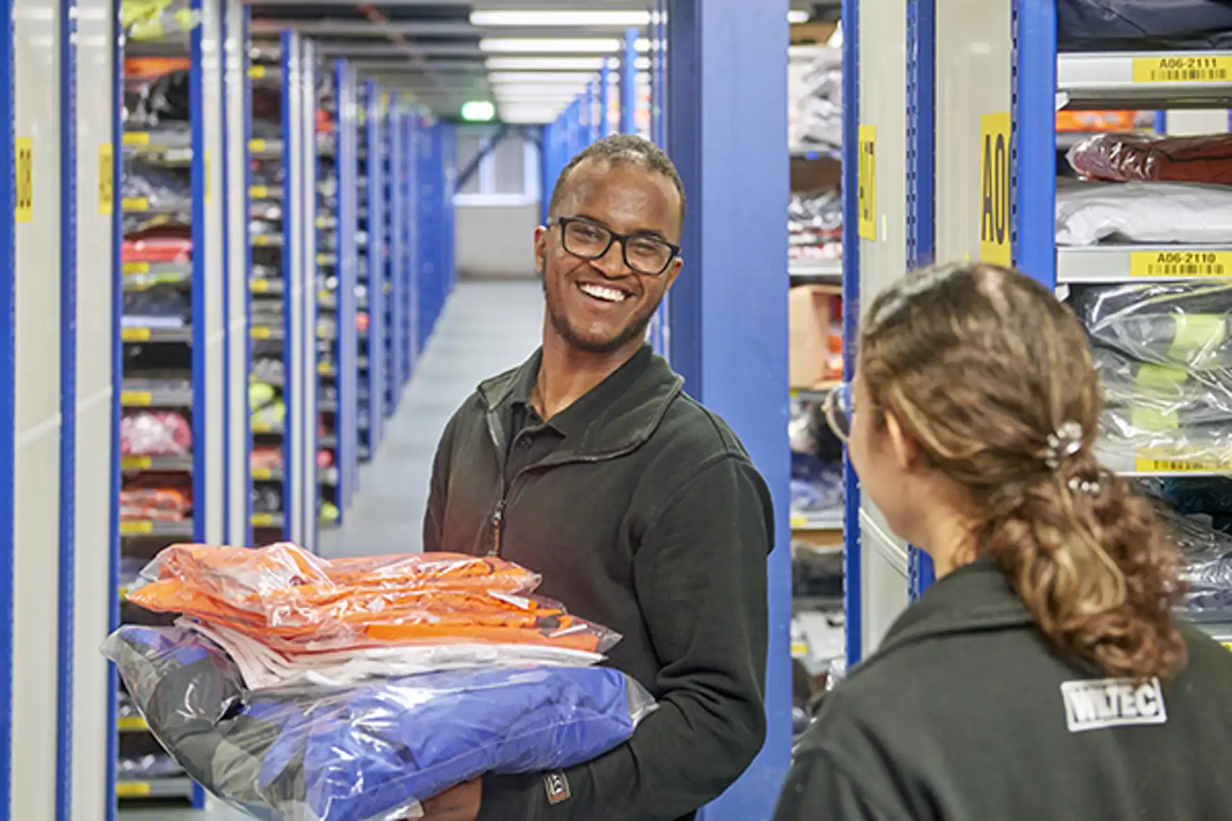 Abdullahi aan het werk in het magazijn