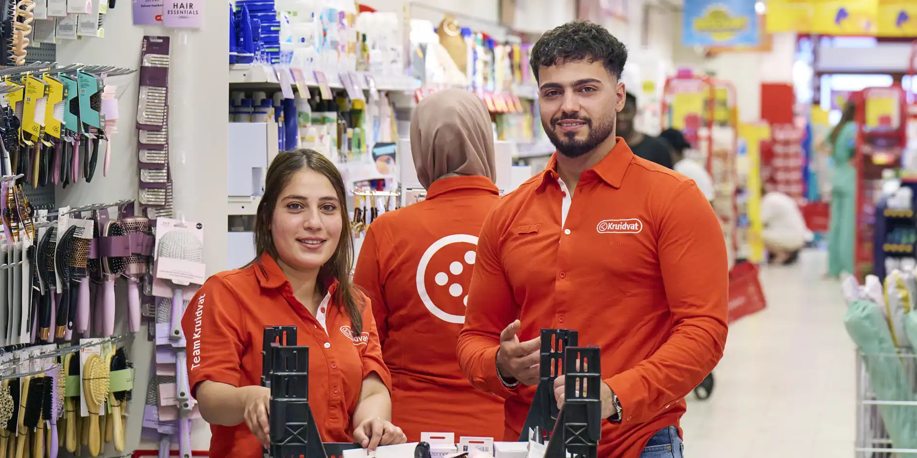 Safa en Mohammed aan het werk bij Kruidvat